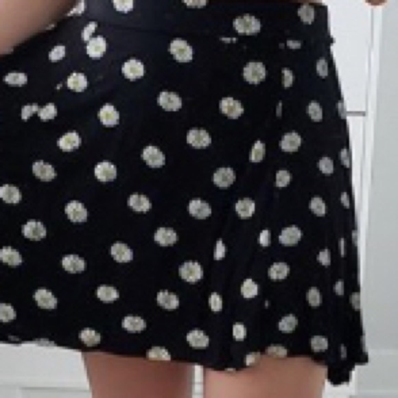 🔴Ardene short skirt with daisies - Picture 1 of 9